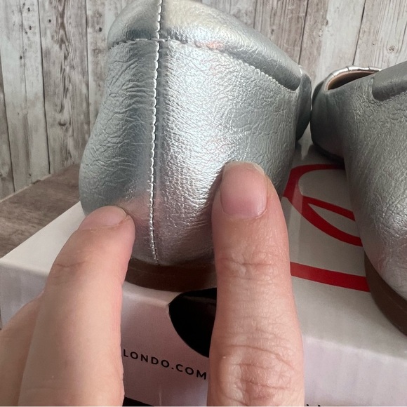 Blondo Silver Metallic Flats Size 7 - Picture 5 of 6